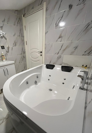 Bathroom 5, La Vie Suit Hotel, Avcılar