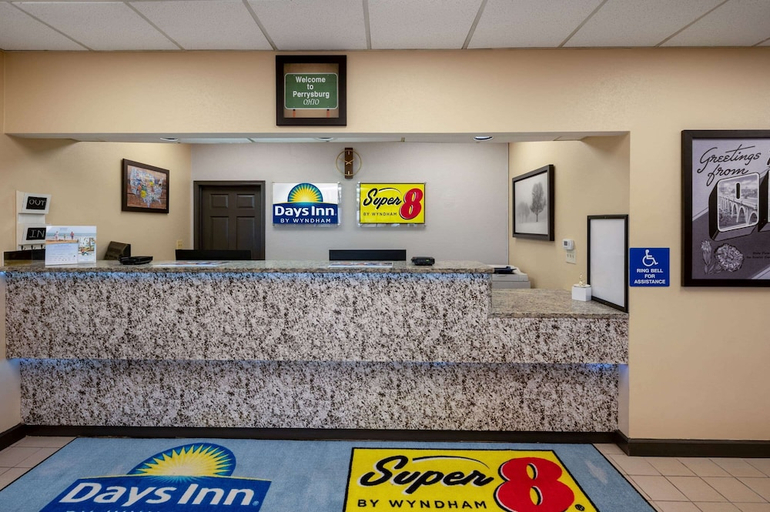 Public Area 3, Days Inn by Wyndham Perrysburg/Toledo, Wood