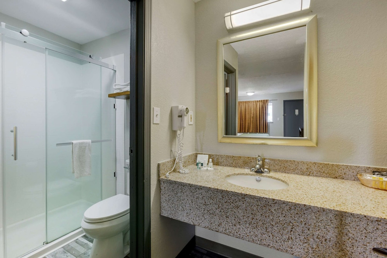 Bathroom 4, Quality Inn Columbus - East, Franklin