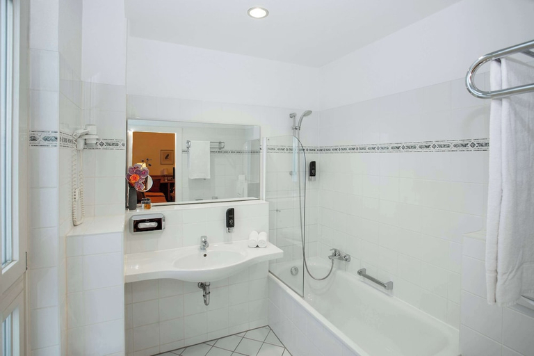 Bathroom 5, Centro National Frankfurt, Trademark Collection by Wyndham, Frankfurt am Main