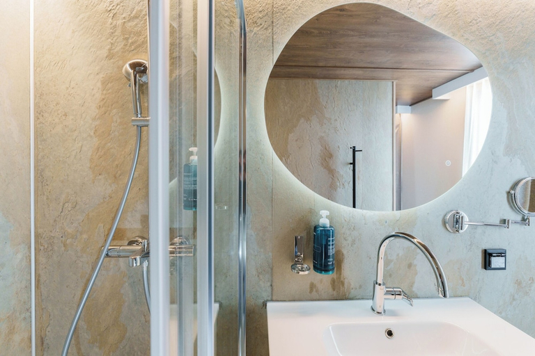 Bathroom 5, L'Escale Royale Port Ilon Seine Giverny, Yvelines