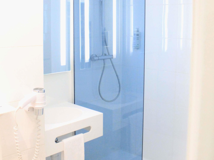 Bathroom 5, ibis Styles Toulouse Nord Sesquieres, Haute-Garonne