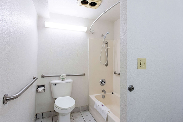 Bathroom 3, Motel 6 Pendleton, OR - West, Umatilla