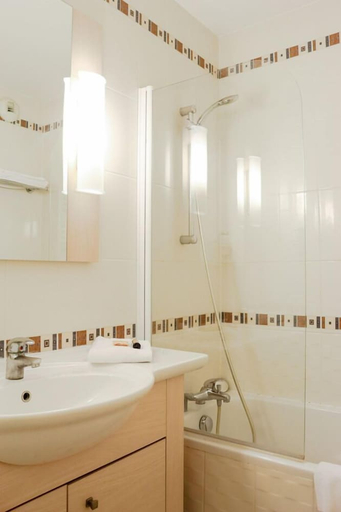 Bathroom 3, Best of Both, Ain
