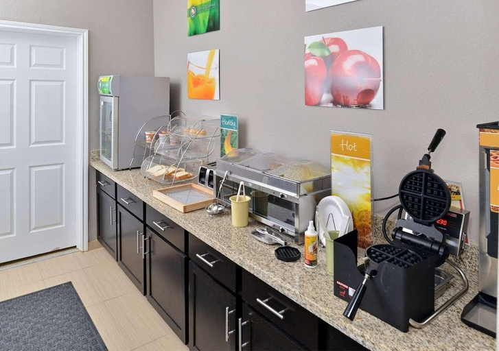 Food & Drinks, Scottish Inns & Suites, La Salle