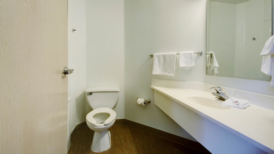 Bathroom 4, Motel 6 Lehi, UT – Thanksgiving Point, Utah