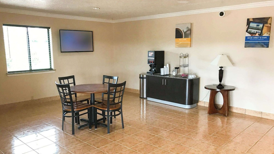 Public Area, Motel 6 Alvin, TX, Brazoria