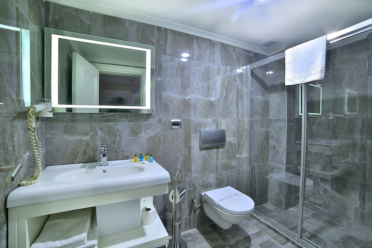 Bathroom 3, Hotel Monaco, Fatih