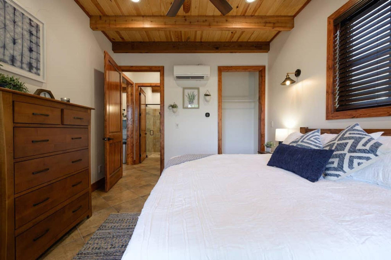 Bedroom 4, Little Dutch Cabin 102-12 min to Magnolia-baylor, McLennan