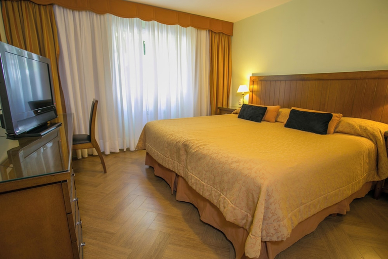 Bedroom 3, Huinid Bustillo Hotel & Spa, Bariloche