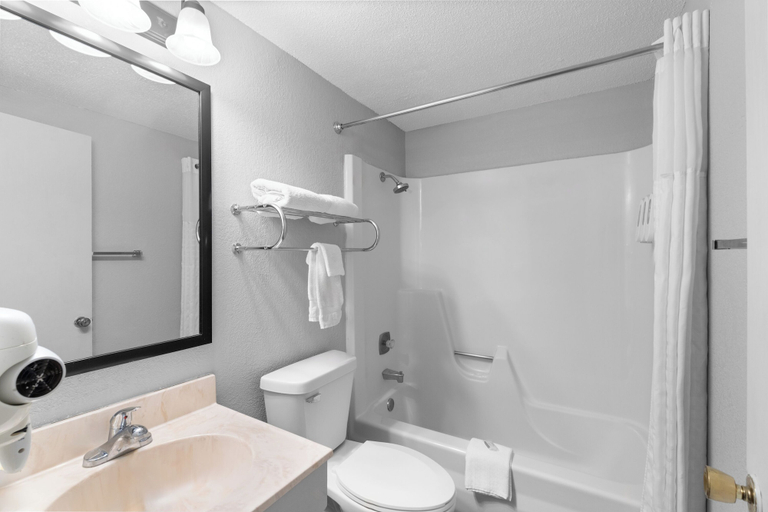 Bathroom 4, Sauk River Inn & Suites, Stearns