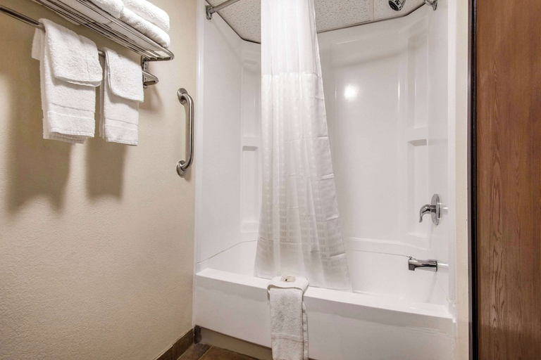 Bathroom 4, Quality Inn Arkansas City North, Cowley