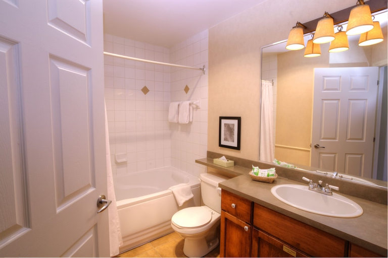 Bathroom 4, Place St-Bernard, Les Laurentides