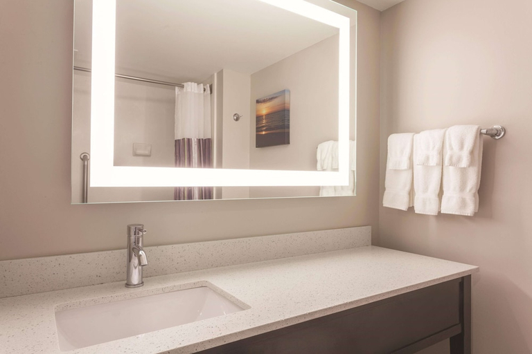 Bathroom 5, La Quinta Inn Suites By Wyndham Columbus North, Muscogee