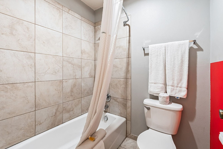 Bathroom 3, Super 8 by Wyndham Ontario, Malheur