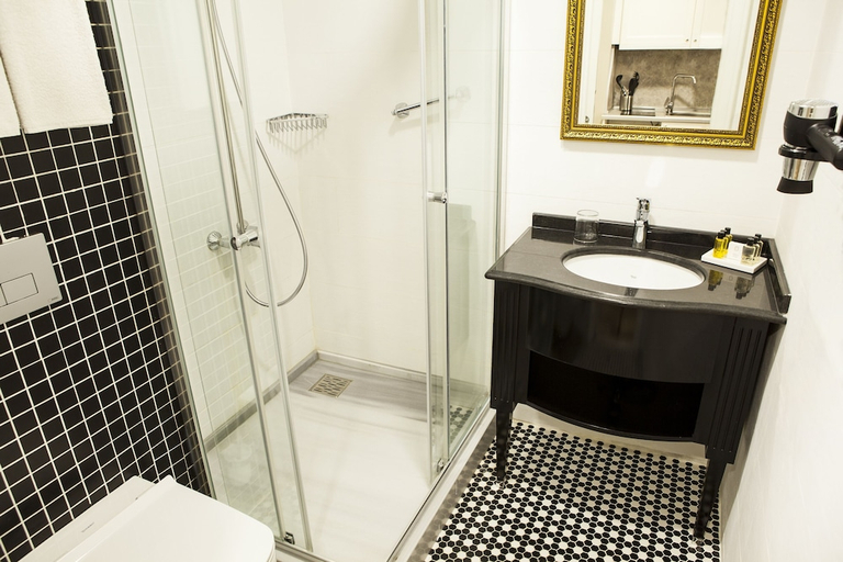 Bathroom 5, Meroddi Pera Flats, Beyoğlu