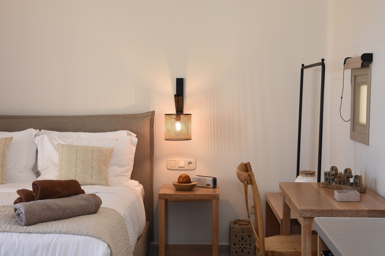 Room 5, Santorini - Villa - Sleeps 2 - Pool - Parking, South Aegean