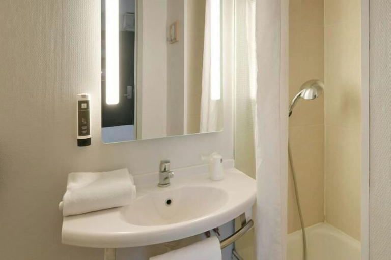 Bathroom 5, B&B Hotel Le Mans Sud, Sarthe