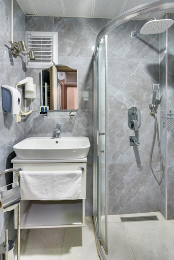 Bathroom 3, Castillo Hotel, Merkez