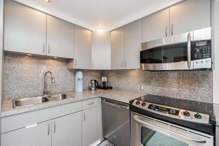 Room 5, Convenient Downtown Flat, Greater Vancouver