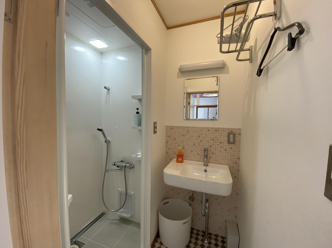Bathroom 3, Backpackers Hostel TSUBAMENOYADO, Shizuoka