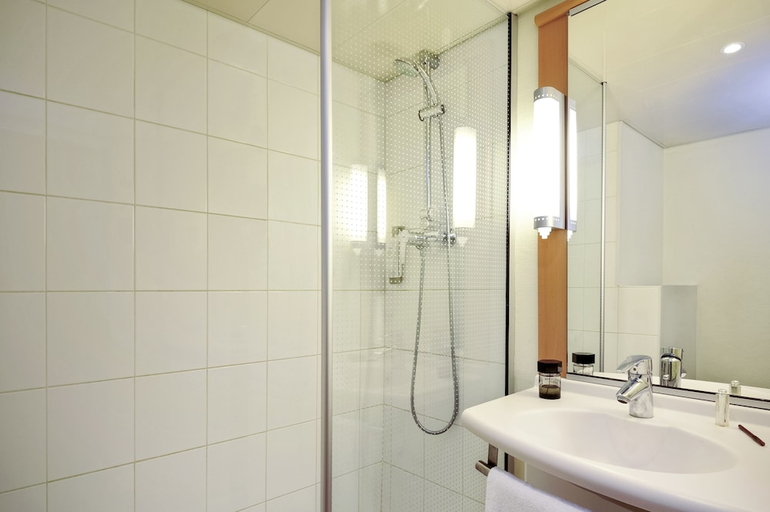 Bathroom 4, Ibis Sion Hotel, Sion