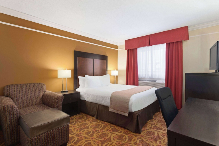 Bedroom 3, Travelodge by Wyndham Meadow Lake, Division No. 17