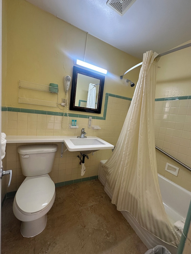 Bathroom 2, Super Inn, Volusia