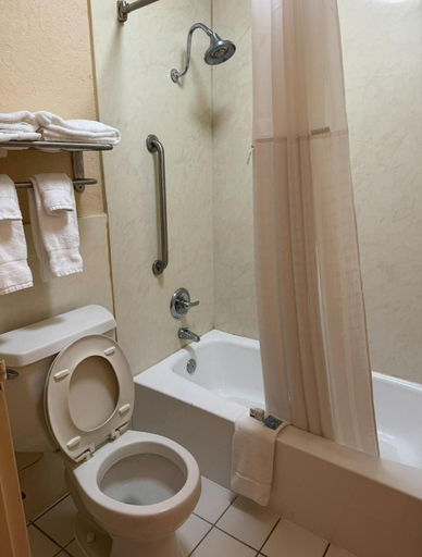 Bathroom 3, Quality Inn Harriman, Roane