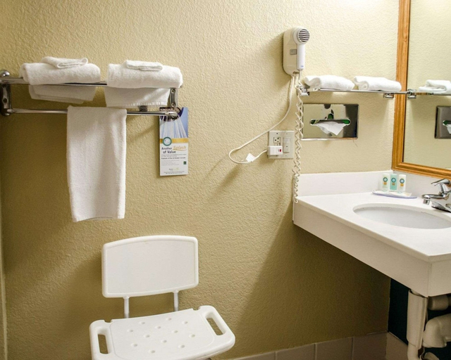Bathroom 4, Quality Inn & Suites Medina - Akron West, Medina
