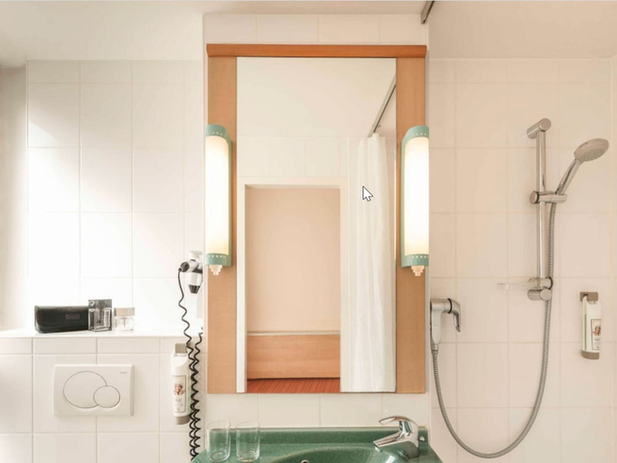 Bathroom 4, ibis Bamberg Altstadt, Bamberg