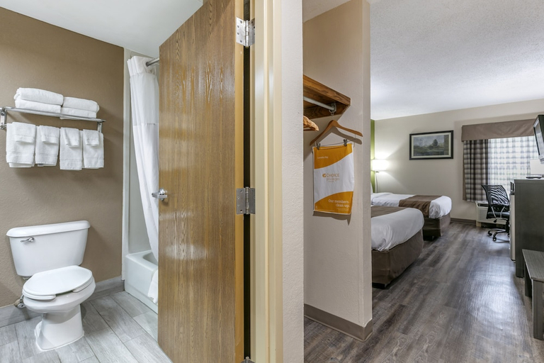 Bathroom 4, Quality Inn Rogersville, Hawkins