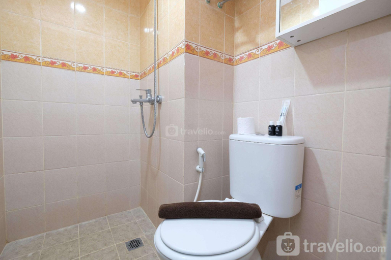 Bathroom 3, Comfy Homey Studio Podomoro Golf View By Travelio, Bogor