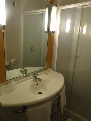 Bathroom 3, ibis Mendoza Hotel, Guaymallén