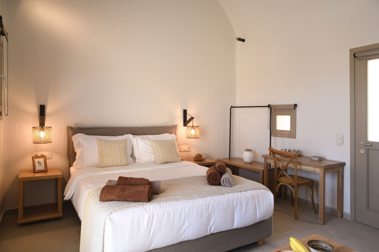 Room 2, Santorini - Villa - Sleeps 2 - Pool - Parking, South Aegean