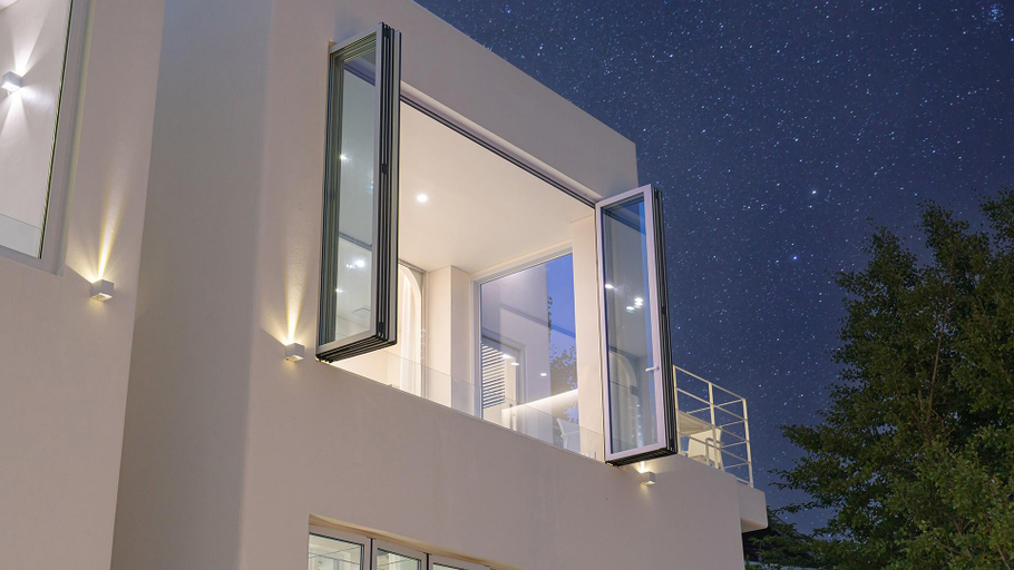 Exterior & Views