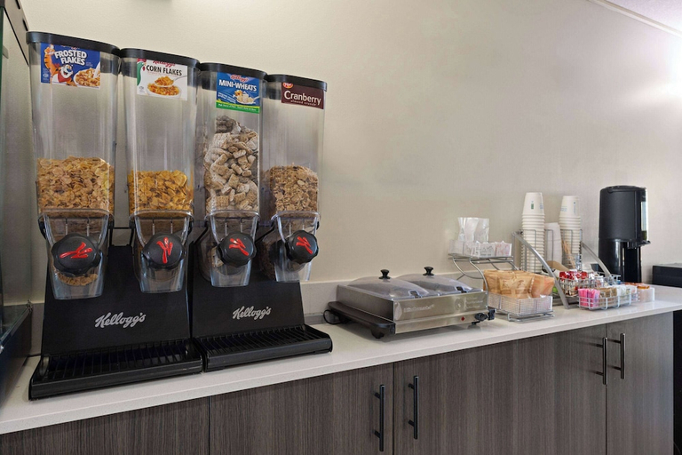 Food & Drinks 3, Super 8 Fort McMurray, Division No. 16
