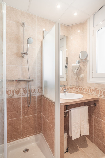 Bathroom 3, Hotel Pirineo Figueres by Pierre and Vacances, Girona