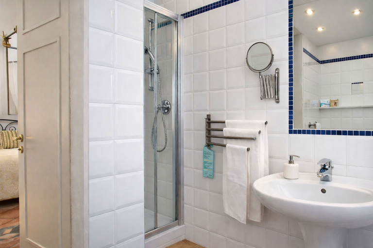 Bathroom 3, Hotel Del Borgo, Genova