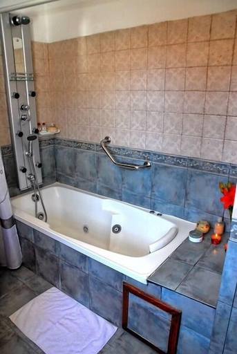 Bathroom 4, Rotui Apart Hotel, Lacar