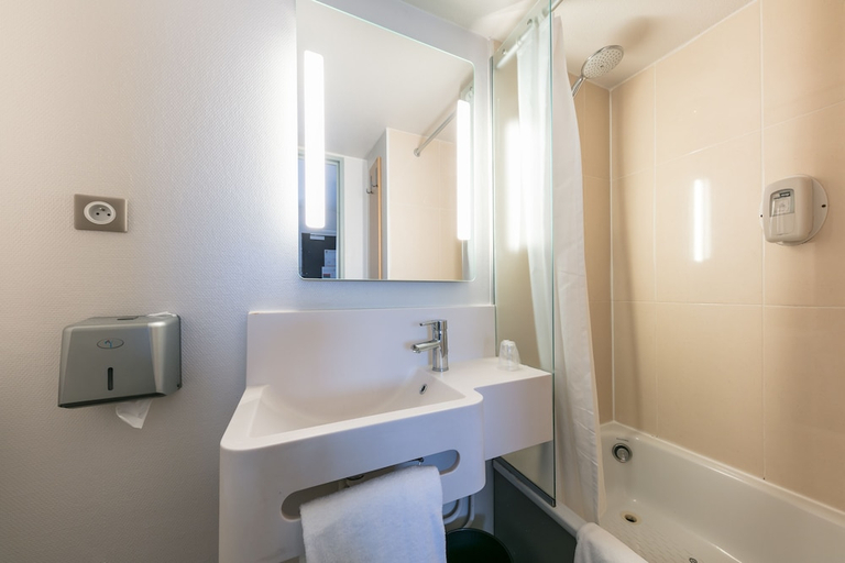 Bathroom 4, B&B HOTEL Toulouse Cité de l'Espace Mouchotte, Haute-Garonne