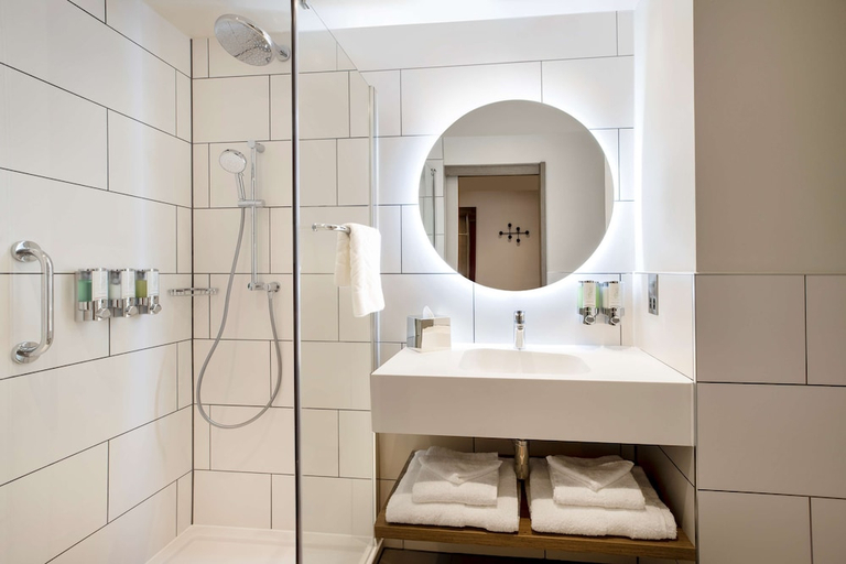Bathroom 5, Hampton by Hilton Bath City, Bath and North East Somerset