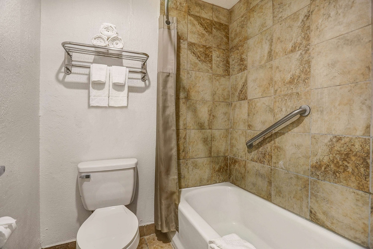 Bathroom 4, Motel 6 Clovis, NM, Curry