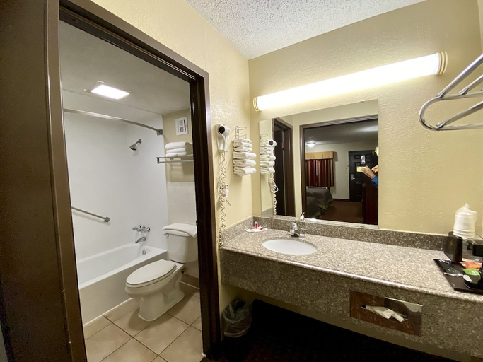 Bathroom 4, Super 8 by Wyndham Shawnee, Pottawatomie