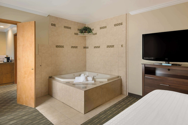 Bathroom 4, Best Western Holiday Hotel, Coos