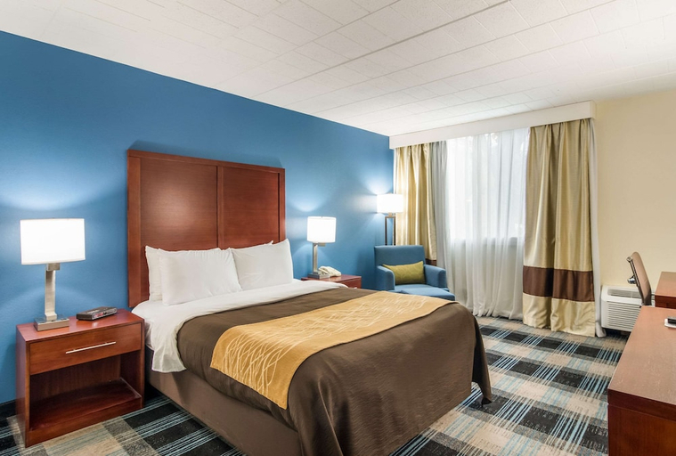 Bedroom 3, Comfort Inn & Suites Pittsburgh Fox Chapel, Allegheny