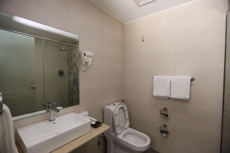 Bathroom 3, PrideInn Plaza Nairobi Airport, Mavoko