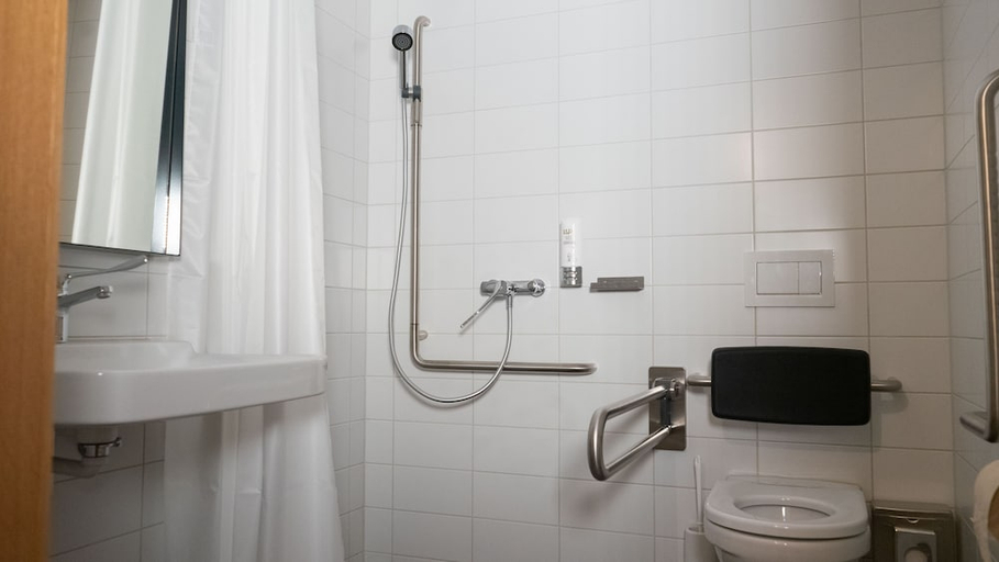Bathroom 4, Jugendherberge Schloss Burgdorf, Burgdorf