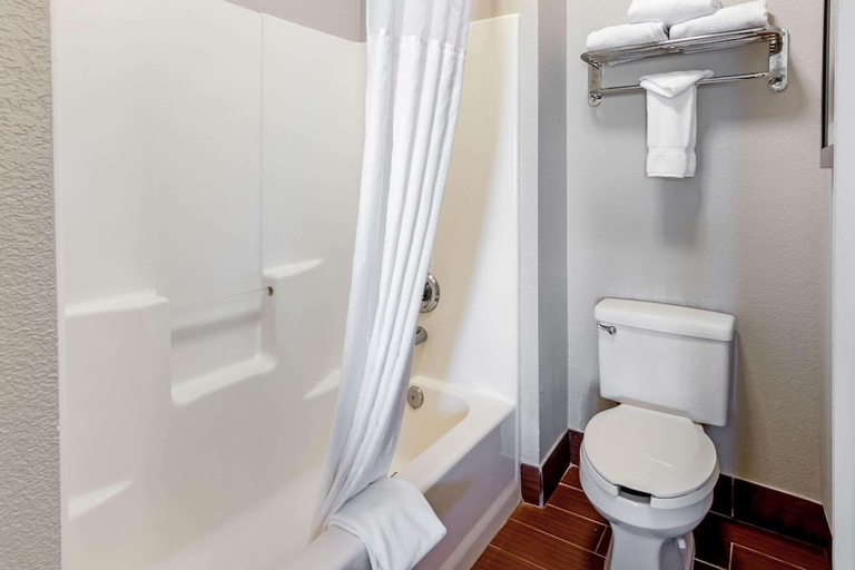Bathroom 4, La Quinta Inn & Suites by Wyndham Roswell, Chaves