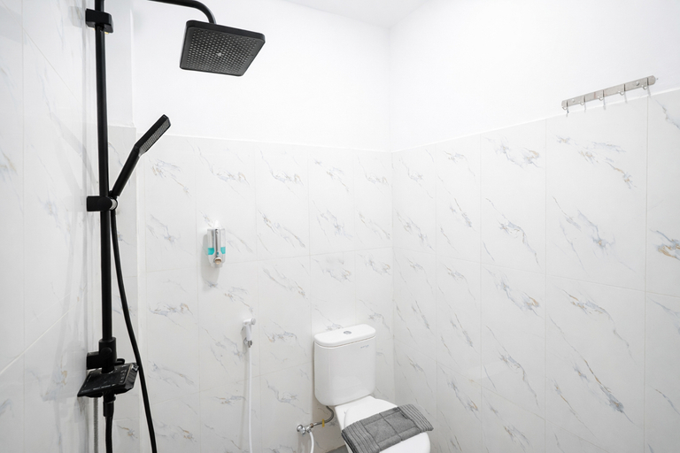Bathroom 5, Tripletree Kenaro Hotel, Malang